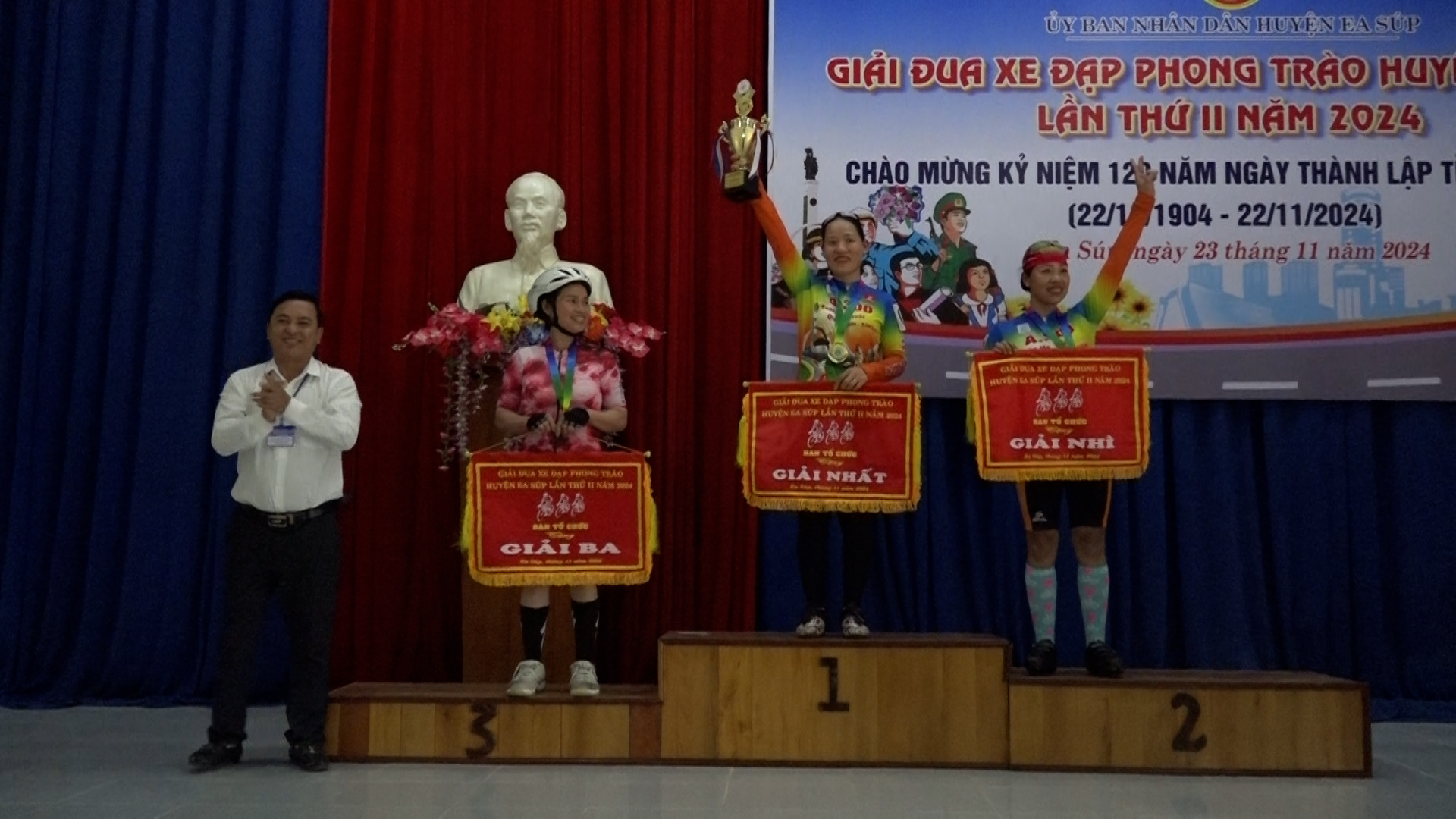 đồng chí Phó Chủ tịch TT UBND huyện trao giải cho các cá nhân đạt thành tích cao tại giải đua xe lần thứ 2